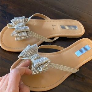 Diamonds bow sandals